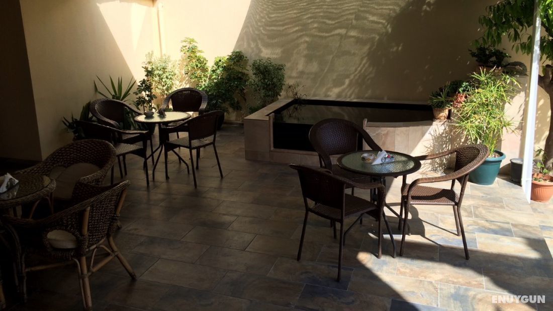 City Hotel 2