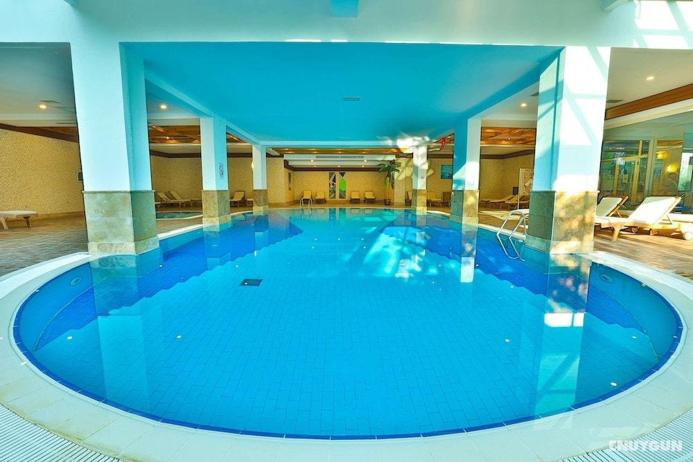 Crystal Aura Beach Resort & Spa 4