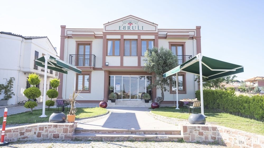 Ebruli Otel Cunda 4