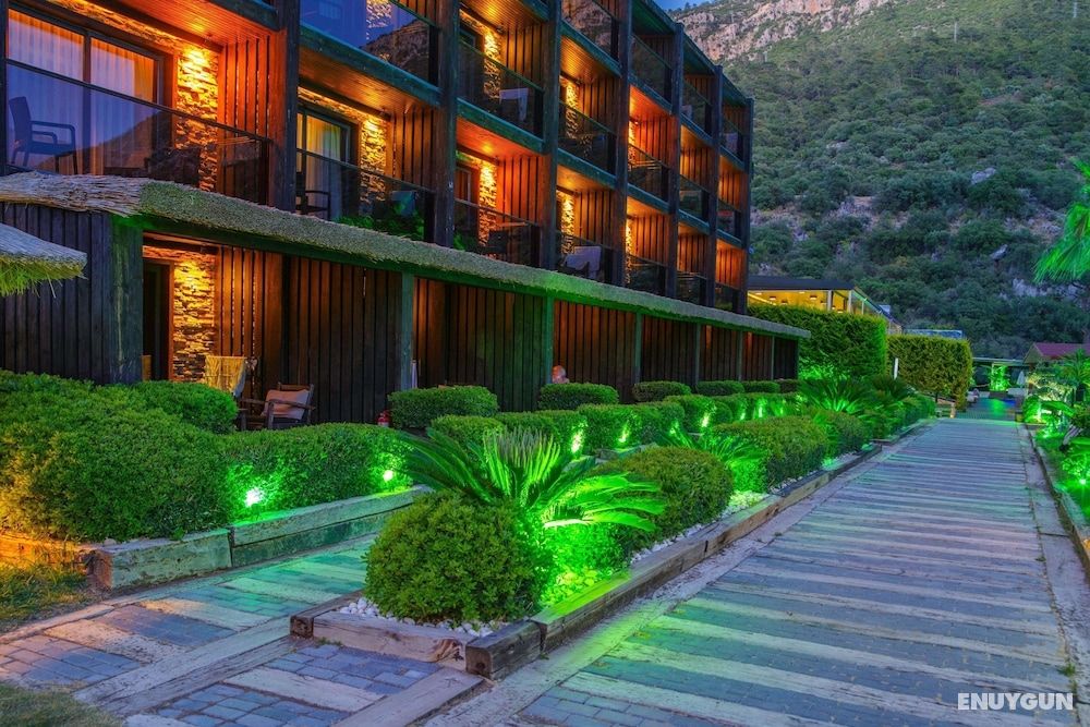 Manaspark Deluxe Hotel 3