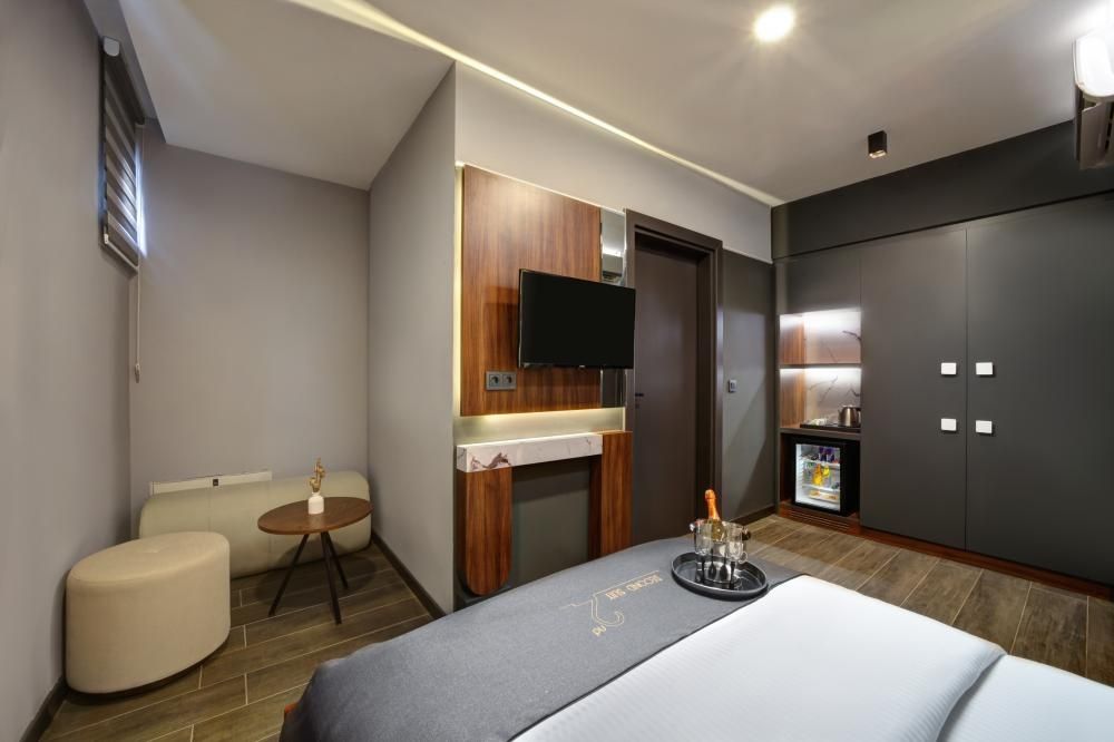 SECOND SUIT Otel 2