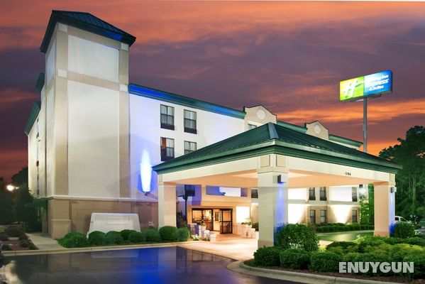 Holiday Inn Express & Suites Fayetteville Ft. Brag Genel