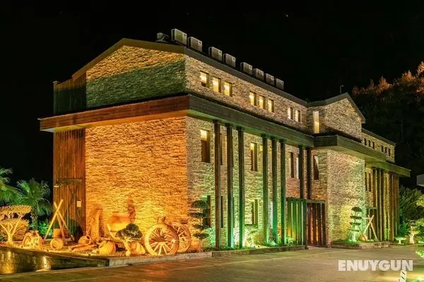 Manaspark Deluxe Hotel