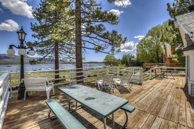 012 - Lakefront Chalet