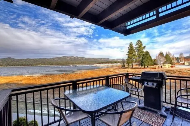 029 - Lakefront Luxury