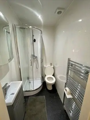 1-bed Apartment Next to Paisley Gilmour Station! - Banyo Tipleri