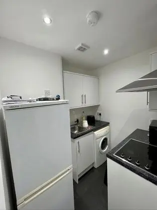 1-bed Apartment Next to Paisley Gilmour Station! - Mutfak