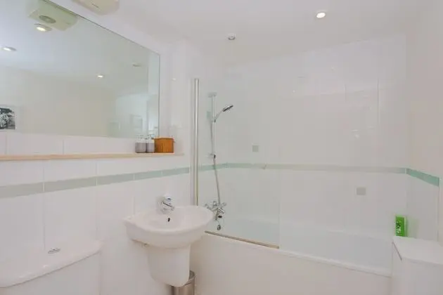 1 Bed with Balcony by Broadway Market & Columbia Road - Banyo Tipleri