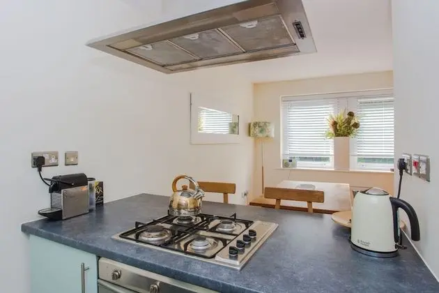1 Bed with Balcony by Broadway Market & Columbia Road - Mutfak