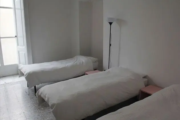 1 bed in Basic 6 Bed Female Room Share Bathroom - Öne Çıkan Resim