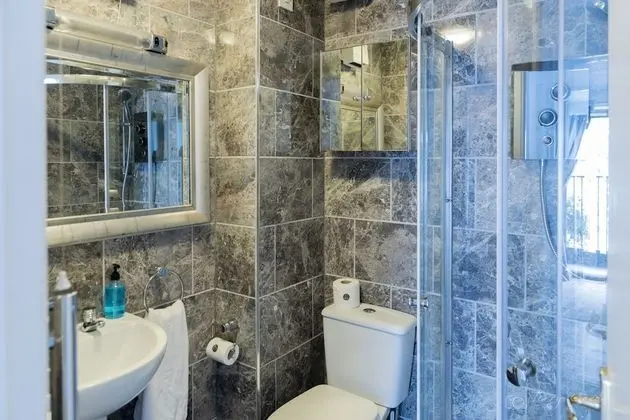 1 Bed- The Duplex by Pureserviced - Banyo Tipleri