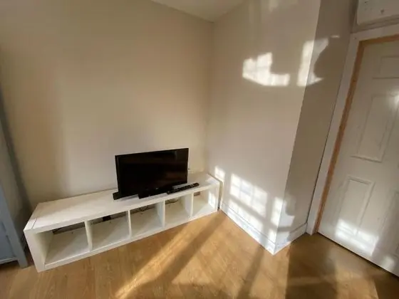 1-bed Unit 10 Minute Drive From Hellfire Caves - İç Mekan