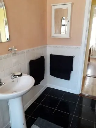 1 Bedroom In A Homely Home With A Lovely Farm - Banyo Tipleri
