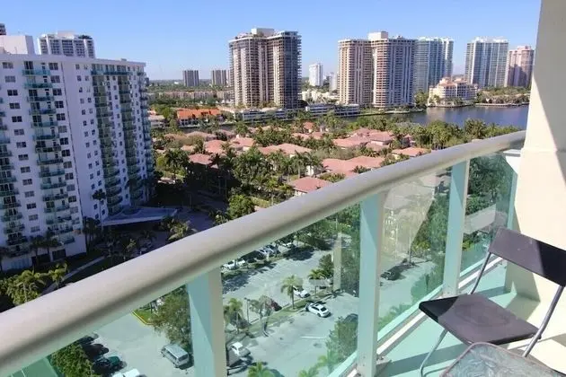 1 Bedroom + Den Bay View Apartment Or1610