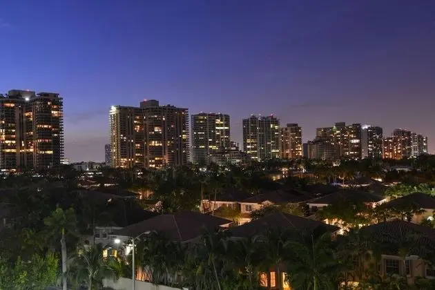 1 Bedroom +den Bay View Or620