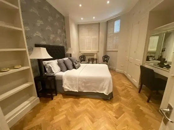 1 Bedroom Duplex Apartment in Pont Street - Oda