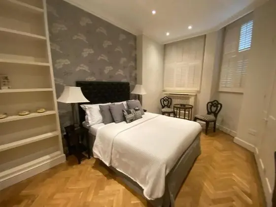 1 Bedroom Duplex Apartment in Pont Street - Oda