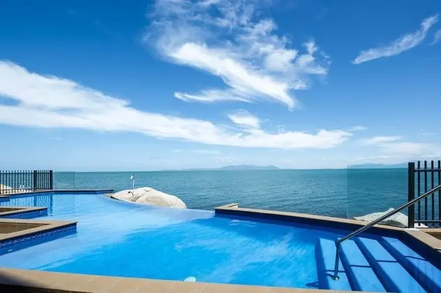 1 Bright Point Apartment 4202 - Havuz