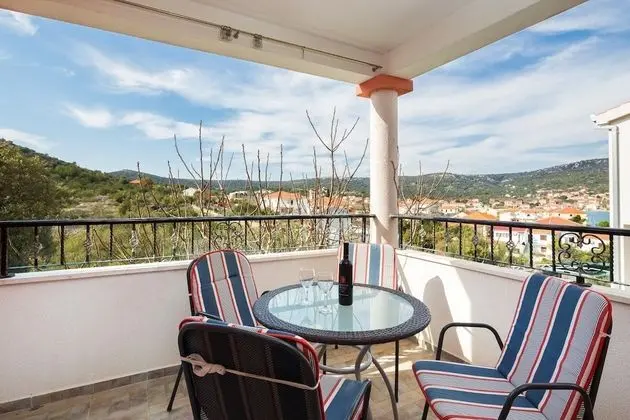 1 - Modern apt w big Garden & Terrace w. sea View