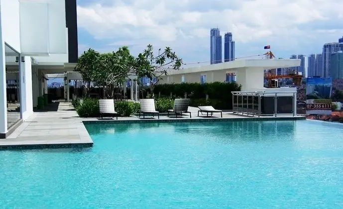 1 Tebrau Suites by Subhome - Havuz