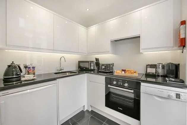 10 Curzon Street Apartments by Mansley - Mutfak