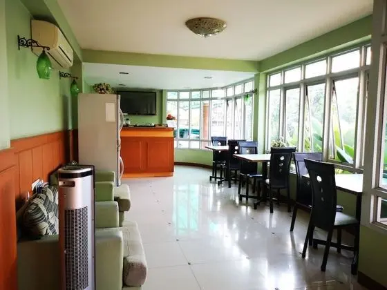 100 House Hotel - Lobi