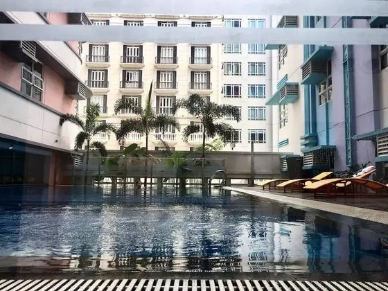 101 Newport Condo Across the Airport - Havuz