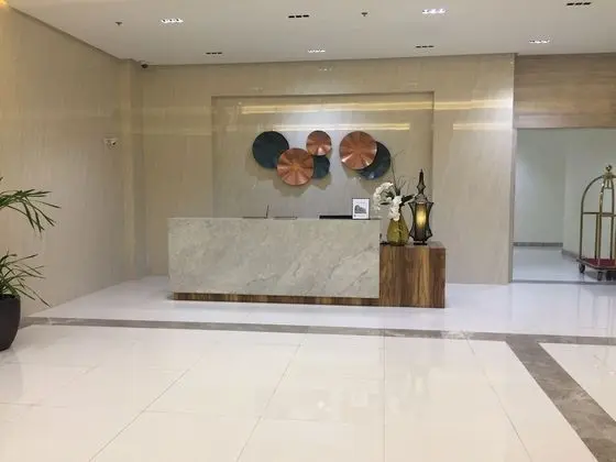 101 Newport Condo Across the Airport - Lobi