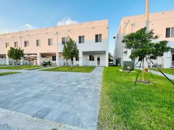 10300 Corner House by MIA Best of Doral