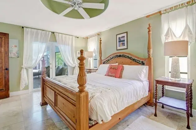 1034 Dolphin Dr - Oda