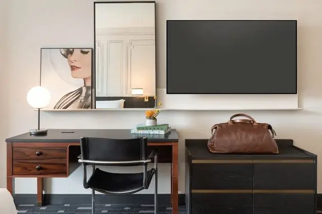 106 Jefferson Huntsville, Curio Collection by Hilton - Oda