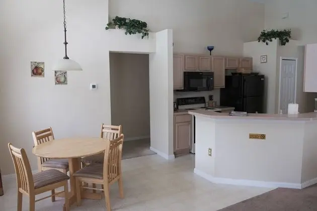 1061 Lake Berkley Drive 4 Bedroom Home by Redawning - Mutfak