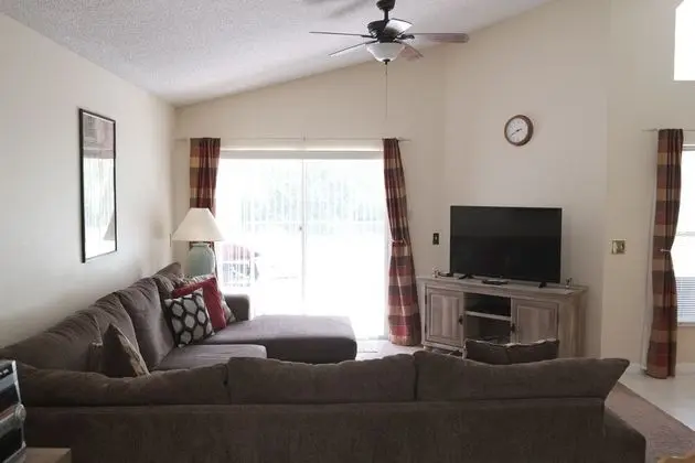 1061 Lake Berkley Drive 4 Bedroom Home by Redawning - Oda Düzeni