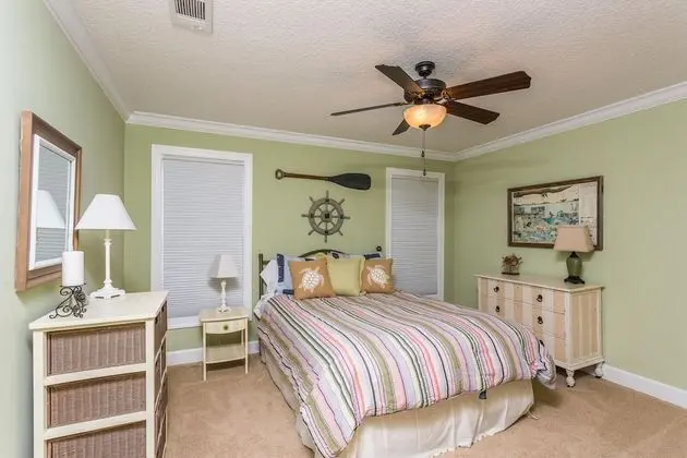 1067 College by Hodnett Cooper - Oda
