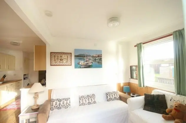 10A Medmerry Park 2 Bedroom Chalet - Oda