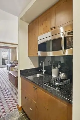 1230 Studio at The Lodge at Spruce Peak - Mutfak