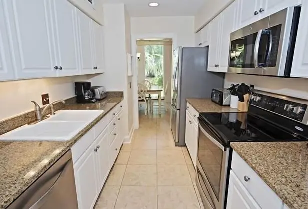1270 Harbour Town Club at The Sea Pines Resort - Mutfak