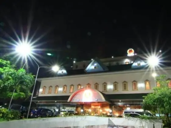13 Coins Ngamwongwan Hotel - Dış Mekan