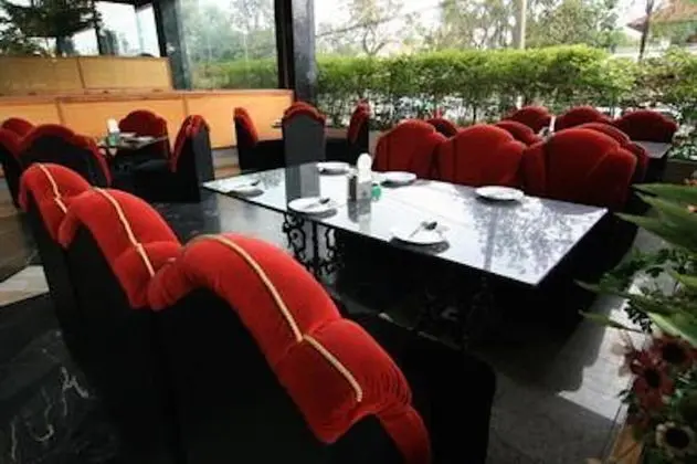 13 Coins Ngamwongwan Hotel - Yerinde Yemek