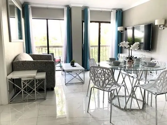 1305u- Volcano Bay, Pool Balcony View 2 Bedroom Suites - Oda Düzeni