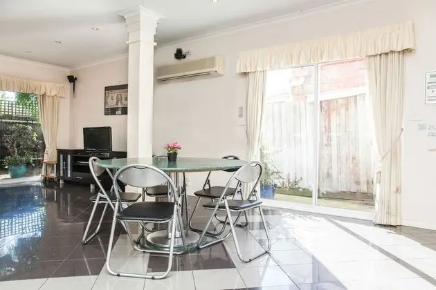 15 Charles Abbotsford Homestay - Yerinde Yemek