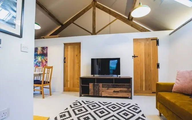 17th Century Cartshed Nestled In Welsh Countryside - Oda Düzeni