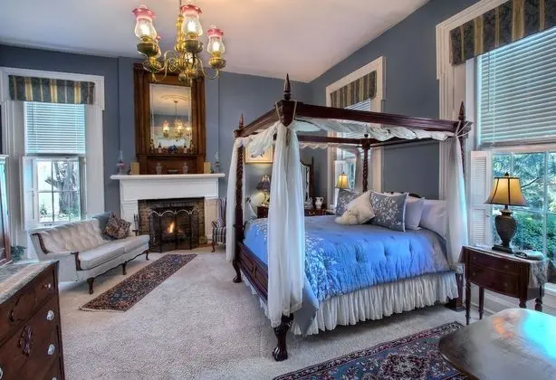 1851 Historic Maple Hill Manor B&B