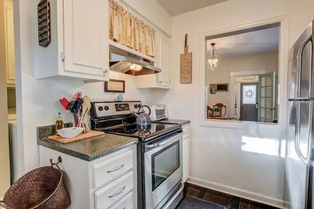 1893 Classic 4 Blocks From Great Dining & Shops - Mutfak