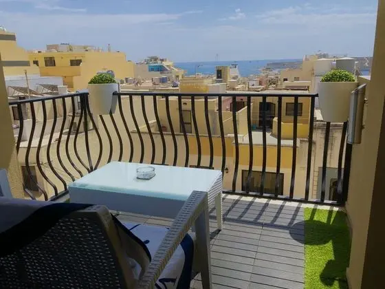 1a Sea View 2 Bed Apartment Close to Beach