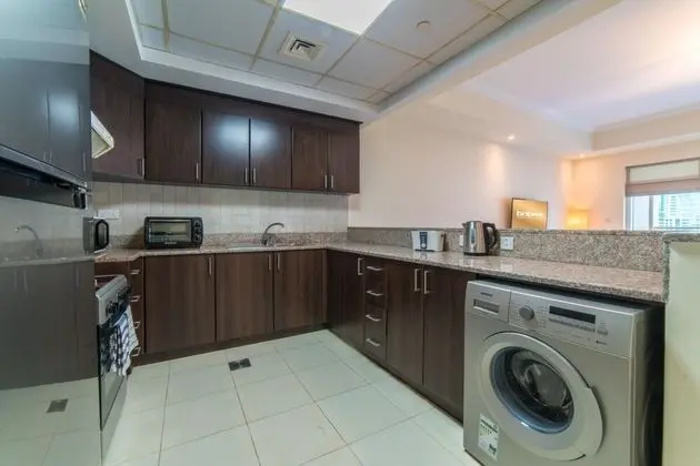 1B-Churchill-303 by bnbme homes - Mutfak