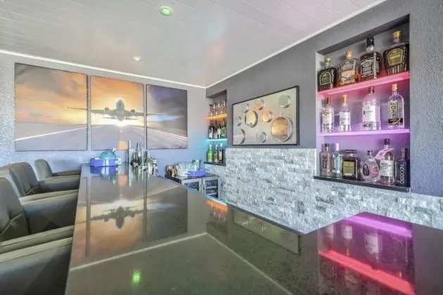 1BD Luxury Condo Cocktail Lounge Beautiful Views