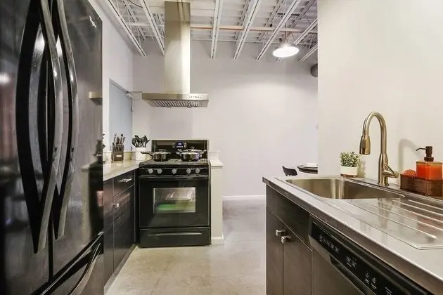 1br/1ba w/ Exposed-brick Apt in DT Nola by Domio - Mutfak