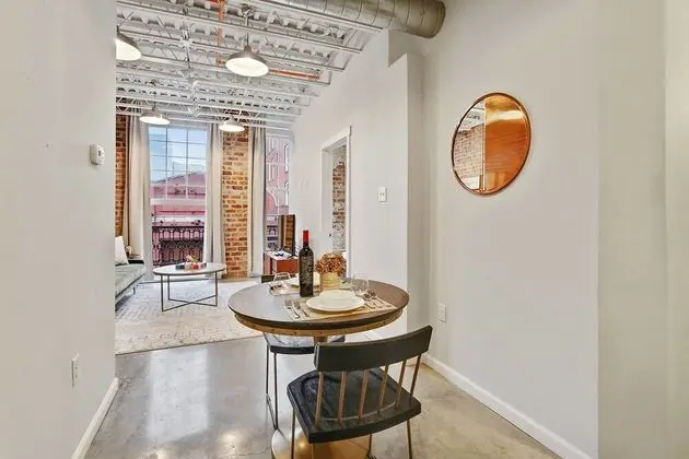 1br/1ba w/ Exposed-brick Apt in DT Nola by Domio - Oda Düzeni