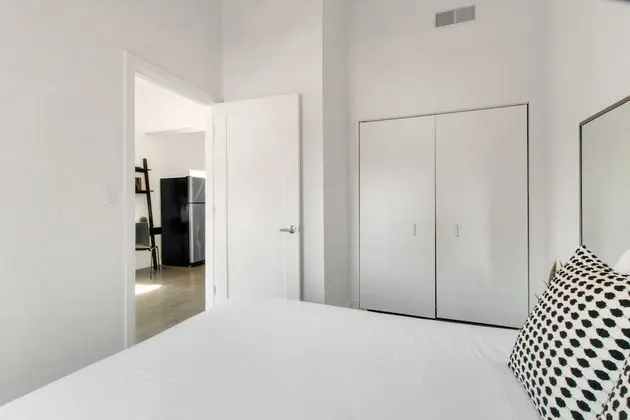 1BR Apt near Pay Parking in West Loop